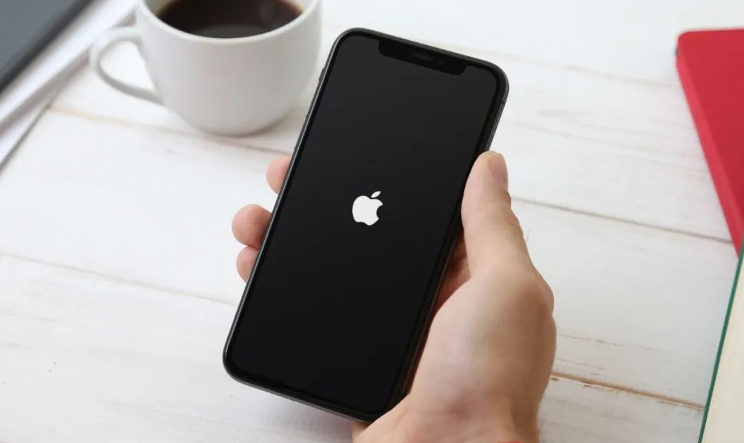 Iphone开机一直白苹果闪烁 3个解决卡在开机画面的方法
