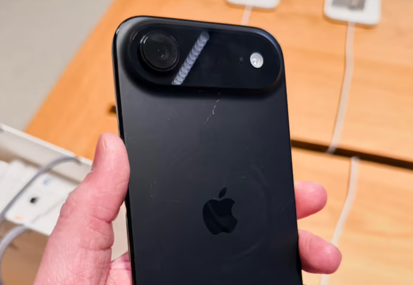 iPhone17划痕